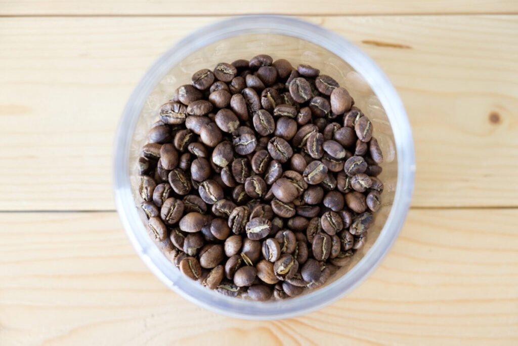 手網焙煎したコーヒー豆