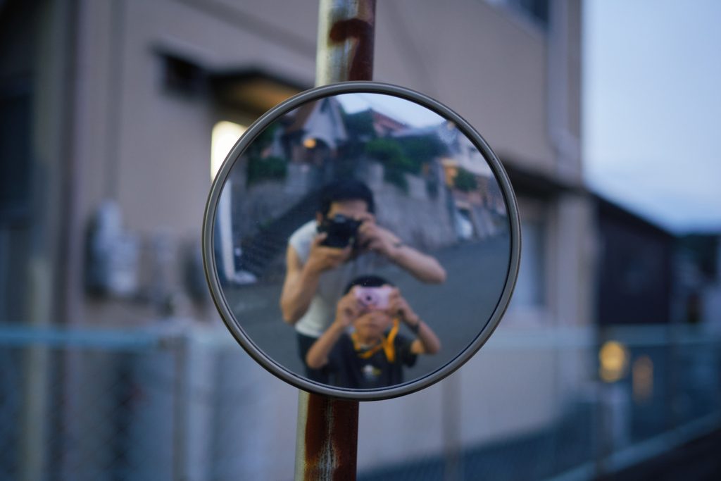 ミラー越しの人物写真